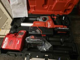2908-22de Milwaukee M18 Fuel 5/8 Inch Sds Plus Rotary Hammer With Dust Extractor Kit 2908-22de Milwaukee M18 Fuel 5/8 Inch Sds Plus Rotary Hammer With Dust Extractor Kit
